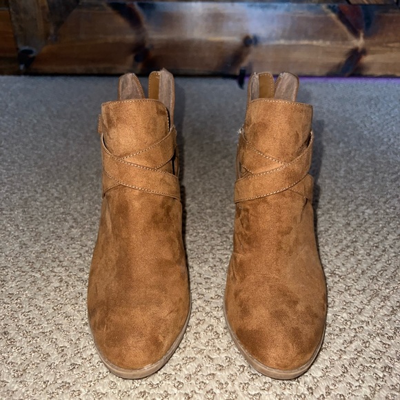Women’s brown close-toed wedge booties. Brand new condition. Size W 9 - Picture 3 of 5